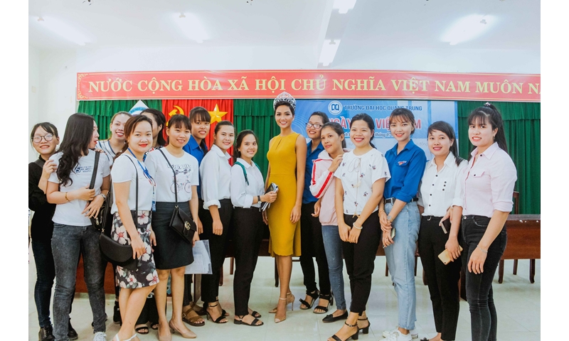 Hoa hậu H’Hen Niê trở thành đại sứ giáo dục, rạng rỡ trao học bổng cho sinh viên Đại học Quang Trung